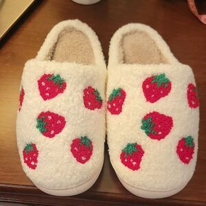 NWT Sun Club Strawberry Patterned Fuzzy Slippers Sz 9.5 - 10